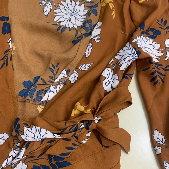 Forever 21 Tie Wrap-Around Blouse - Picture 4 of 5